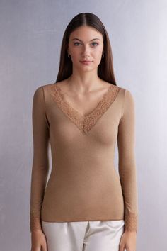 Long-sleeved modal cashmere ultralight shirt enhanced with lace. Elegant Fine Knit Tops For Layering, Feminine Seamless V-neck Tops, Elegant Top With Seamless Collar, Elegant Solid Fine Knit Tops, Elegant V-neck Lace Top For Fall, Stretch Beige Tops For Daywear, Elegant Seamless Stretch Tops, Beige Stretch Tops For Daywear, Lace Trim Tops For Fall Loungewear