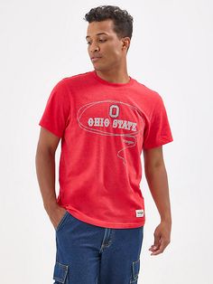 Your gameday look isn’t complete without the Men’s Wrangler® Collegiate Barb Wire T-Shirt. This classic crewneck short-sleeve tee is made of a soft cotton blend, so you can cheer on the home team in total comfort. Your school's name and logo are screen-printed across the chest, surrounded by a barbed wire lasso. Casual Crew Neck T-shirt For Football Season, Casual Cotton T-shirt For Game Day, Casual Text Print T-shirt For Fan Gear, Varsity Style Fan Gear T-shirt With Short Sleeves, Varsity Short Sleeve T-shirt For Fan Gear, Varsity Style Fan Gear T-shirt, Varsity Style Short Sleeve T-shirt For Fan Gear, Relaxed Fit Logo Print T-shirt For Game Day, Casual Tri-blend T-shirt For Game Day