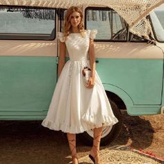 Style: ShortNeckline: O NeckBack Design: BacklessTrain: NoneFabric: Satin Couture Dior, Knee Length Wedding Dress, Backless Evening Dress, Tea Length Wedding Dress, Tea Length Dresses, Short Wedding Dress, White Sleeveless, Knee Length Dresses, Looks Vintage