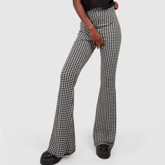 Ultra Cozy And Stylish Boohoo Black And White Houndstooth Flare Pant In Size 6 Black Wide Leg Bottoms With Houndstooth Pattern, Casual Black Houndstooth Pants, Casual Black Pants With Houndstooth Pattern, Trendy High Waist Houndstooth Bottoms, High Waist Houndstooth Pants For Fall, Casual High-waisted Houndstooth Pants, Black Houndstooth Trousers, Fitted Trousers With Houndstooth Pattern, Fitted Houndstooth Trousers