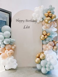 an arch made out of balloons with the words happy birthday lea on it