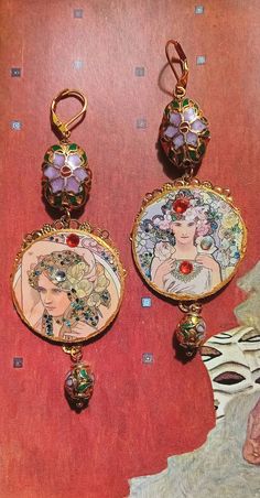 Cloisonne pearl earrings miniature portrait of the painter MUCHA, art-deco. Chinese cloisonné beads. Round wooden cabochons, gold pigments. Gold frames, crystal, gold embellishments. Length 10cm x 3.5cm Sent in a bubble envelope with a tracked letter with an organza gift bag. Thank you for your visit ! Mucha Art, Miniature Portraits, Gold Frames, The Painter, Gold Embellishment, Homemade Jewelry, Organza Gift Bags, Gold Frame, Gift Bag