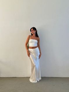 my fav maxi skirt under $20!! pic creds:olarobak99 Long Maxi Skirts Silk, Maxi Skirt Satin Outfit, Silk Skirt Beach Outfit, How To Style A Silk Skirt For Summer, Cream Satin Maxi Skirt, Long Satin Skirts, Long White Satin Skirt, Long White Silk Skirt, Long Silk Skirt Outfit Summer