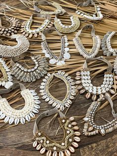 Cowrie Shell Jewelry Necklaces, Crochet Necklace Diy, Twine And Twig, Twig Jewelry, Cowrie Shell Jewelry, قلادات متدلية, Boho Necklaces, Diy Fabric Jewellery, Inexpensive Jewelry