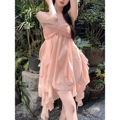 Strandkleid in Blush: Verschönern Sie Ihren Strandstil mit Eleganz und Komfort
 Wir stellen Ihnen das Blush Beach Dress vor, eine atemberaubende Ergänzung unserer Beach Dresses -Kollektion. Dieses Kleid wurde für leidenschaftliche Meeresliebhaber wie Sie entworfen und vereint perfekt Stil, Eleganz und Komfort, was es zu einem Must-have für Ihre Strandgarderobe macht.
 Das Blush Beach Dress wurde mit größter Sorgfalt und Liebe zum Detail gefertigt. Es besteht aus hochwertigem Stoff und sorgt für Summer Vacation Midi Chiffon Dress, Summer Vacation Midi-length Chiffon Dress, Pink Midi Chiffon Dress For Summer, Summer Strapless Chiffon Dress With Ruffles, Flowy Chiffon Beach Dress With Ruffles, Flowy Chiffon Dress With Ruffles For Beach, Flowy Ruffled Chiffon Beach Dress, Feminine Chiffon Beach Dress For Summer, Feminine Summer Chiffon Beach Dress