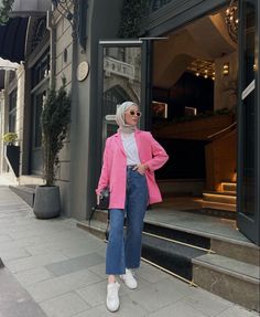 Pink Blazer Hijab Outfit, Pink Jacket Outfit, Casual Travel Outfit, Winter Hijab, Blazer Rosa, Winter Jacket Outfits, Outfit Hijab Casual, Blazer Outfits For Women, Street Hijab Fashion