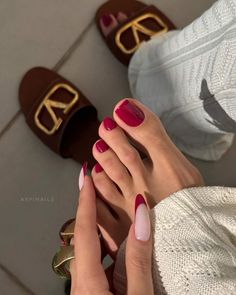 Estos colores de uñas de pies tendencia hacen que cualquier sandalia luzca mucho más bonita Toe Nails Ideas Summer 2024, Summer Manicure And Pedicure Ideas, Toe Nails Summer 2024, Pedicure Summer 2024, Summer Gel Toes, Summer Toe Nail Colors Pedicures 2024, Pedicure Ideas Summer 2024, Toes Ideas, Ideas Pedicure