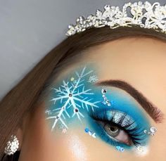 Eye makeup/ eye shadow looks/ blue/snow flakes/ winter Colour Eyeshadow, Makeup Christmas, Christmas Makeup Look, Crazy Eyes, Glam Makeup Look, Christmas Makeup, Holiday Looks, Glam Makeup, Creative Makeup