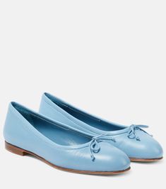 Manolo Blahnik Ballet Flats, Clothes Pieces, Spring Sunglasses, Dressy Hats, Beautiful Wardrobe, Minimal Shoes, Blue Accessories, Designer Pumps, Fancy Shoes