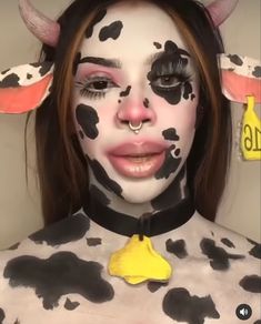 Simple Cow Makeup Halloween, Strawberry Cow Makeup, Cow Costumes, Halloween Casal, Farm Animal Costumes