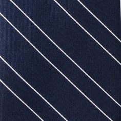 Nuestra corbata Classic Navy Stripe para hombre presenta un patrón clásico de rayas diagonales estilo Repp cosido en hilo blanco.  Esto crea un aspecto elegante, casi pin-stripe.  Elegante y simple, esta corbata es perfecta para cualquier evento y elevará su estilo.  Nuestra corbata mantendrá su forma y mantendrá un nudo perfecto gracias a la duradera y suave 100% Seda. Diagonal Stripes Pattern, Navy Tie, Pin Stripe, Men's Tie, Diagonal Stripes, Navy Stripes, Look Chic, Ties Mens, Elevate Your Style