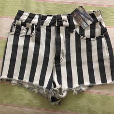 Urban Outfitters Size 26 Waist Cheeky Black And White High Waisted Jean Shorts Nwt 80s Shorts, Urban Outfitters Shorts, Striped Jeans, Punk Outfits, Striped Shorts, Black Stripes, Jean Shorts, How To Look Pretty, White Stripe