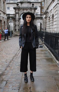 London Street Fashion, Outfit Nero, Culottes Outfit, Outfit Rock, London Fashion Week Street Style, London Fashion Weeks, Street Style Edgy, Rock Punk, London Street Style