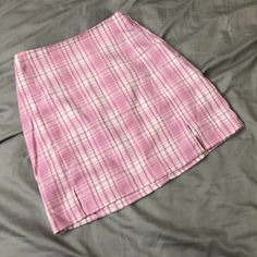 Bnwt Brandy Melville Cara Skirt In Pink Os If Anyone Has The Older Plaid Print/Style In Pink I May Be Interested In A Trade (See Last Pic) I Have This Skirt In Two Colors Already And Get So Much Wear Out Of Them! So Easy To Match With Any Outfit Super Cute & Gorg With A Crop Top Or Bralette Msg Me With Any Questions! I Do Deals On Bundles Dm For Intl Shipping! (You’ll Have To Cover Shipping Costs) Brandy Melville Cara Skirt, Cara Skirt, Pink Plaid Skirt, Pink And White Plaid, Flannel Skirt, Pink Mini Skirt, Mini Pencil Skirt, Casual Day Dresses, Miniskirt Outfits