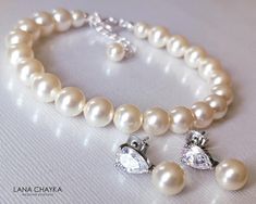 Classic White Wedding Bracelets, Classic White Bracelets For Wedding, White Round Pearl Bracelet For Wedding, Cream Wedding Bracelet Jewelry, Adjustable Cream Bracelet For Wedding, Adjustable Cream Bracelet For Weddings, White Pearl Drop Bracelets For Wedding, Classic Pearl Drop Bracelet For Wedding, Elegant Cream Pearl Bracelet For Wedding