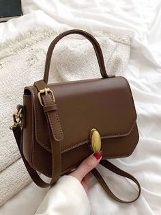 Olivia Mark - Bolso minimalista con solapa y detalle metálico - Carteras de mujer Side Purses, Womens Messenger Bag, Summer Handbags, Hot Bags, Adjustable Bag, Metal Detail, Brown Crossbody, Novelty Bags, Side Bags