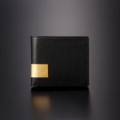 Takashi Nakazawa The glittering gold leaf on this stylish and bi-fold wallet is a perfect match for business occasions! "Byoubu" is a collection that suits the business scene, but also expresses the excitement of opening a Japanese folding screen. The front has a simple design with gold leaf as an accent. When you open it, you will be surprised to find gold leaf hidden inside as well. There is plenty of space for cards. The bill compartment has a partition made of the same leather material, and Luxury Gold Leather Wallet, Luxury Gold Bifold Wallet, Gold Leather Business Wallet, Modern Gold Wallet For Evening, Gold Wallets With Card Slots For Business, Gold Rectangular Wallets For Business, Rectangular Gold Wallet For Business, Gold Luxury Wallets With Card Slots, Luxury Gold Wallet With Interior Card Slots