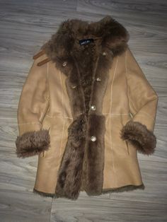 Very beautiful Tan leather shearling coat can be worn both sides, as a fur coat or leather coat with fur lining. High quality shearling, lightweight coat. Marc Cain Size N2, best fit sizes S/M chest 50cmx2, length 80cm, sleeve when unrolled 62cm Very good condition! Shearling Long Fur Coat For Cold Weather, Long Shearling Fur Coat For Cold Weather, Shearling Long Coat For Cold Weather, Brown Fur Coat With Faux Fur Lining, Brown Fur Coat With Faux Fur Trim For Winter, Brown Shearling Fur Coat, Brown Shearling Fur Coat With Long Sleeves, Shearling Fur Coat With Faux Fur Trim, Sheepskin Long Coat In Mink Color