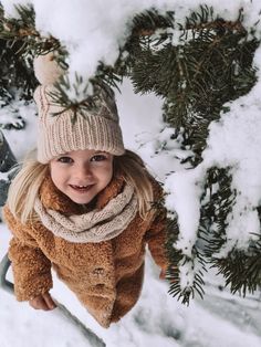 Snow Family Pictures, Winter Portraits Photography, Winter Family Photoshoot, Winter Family Photography, Winter Family Pictures, Snow Photoshoot, Winter Family Photos, Toddler Photoshoot, Kids Winter Outfits