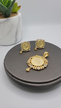 Gold plated set *does not include chain Ginni Pendant Design Gold, Ginni Set Designs, Gold Coin Jewelry, Gold Coin Pendant, Gold Jewels Design, Coin Design, Gold Jewelry Stores, Jewellery Ideas, Gold Coin