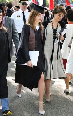 Outfit Graduacion, Caps And Gowns, Graduation Outfits For Women, Estilo Jenner, Graduation Look, Emma Watson Style