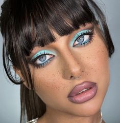 Makeup Looks Blue, Makeup Looks Spring, Garden Makeup, Spring Makeup Looks, Red Makeup Looks, Famous Makeup Artists, Spring Makeup Trends, Makeup Routines