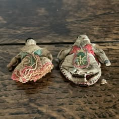 Two antique early 20th century miniature folk art dolls in traditional folk costume, possibly Guatemalan worry dolls. Constructed from wire, cloth and tread. The wire frame covered in cloth. The heads with sewn hair, eyes, nose and mouths. Dressed in hand sewn folk costumes with simple shawls, blouses, bodices and flaring skirts complete with hand sewn aprons to the front. Wonderfully intricate folk art dolls. Circa 19th century. Measurements: Height: 5.25" (4cm) Weight: 5 grams (combined) Condi Guatemalan Worry Dolls, Antique Folk Art, Worry Dolls, Folk Art Dolls, Art Populaire, Folk Costume, Antique Toys, Traditional Dress, Dress C