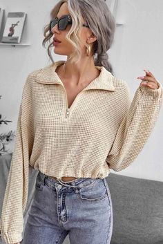 Keep it cute in this waffle knit sweater ! It features a cream material with an elasticated waistband. Pair it with some light colored jeans as shown for a look we're loving! Crop Knit Sweater, Street Jeans, Oversized Sweater Women, Pull Oversize, Fall Wear, Loose Pullover, Maxi Robes, Collar Tshirt, Knit Sweatshirt