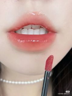 Korean Lipstick, Glossy Lips Makeup, Gradient Lips, Cute Lipstick, Korean Lips, Lip Art Makeup, Peach Makeup, Doll Eye Makeup, Beautiful Lipstick