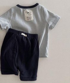 Are you in search of a charming and comfy summer outfit for your little one? Look no further than this delightful patchwork short set! Your child will be able to stay cool and cozy all season long thanks to the set's eye-catching design and soft, breathable cotton fabric. The set includes a short-sleeved pullover top and matching shorts, which are available in an array of colors to suit any taste. Treat your little one to both style and comfort with this adorable summer set! Features: Fashionabl Comfy Summer Outfits, Breathable Clothes, Shirt Pant Set, Baby Shorts, Short Set, Toddler Girl Outfits, Casual T Shirt, Summer Baby, T Shirt And Shorts