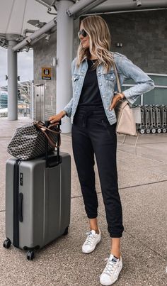 Chic Travel Outfit, White Sneakers Outfit, Keds Style, Winter Outfits Aesthetic, Outfits For Work, Timeless Outfits, Winter Outfit Ideas, Cute Spring Outfits