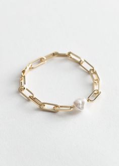 This chainlink bracelet is the perfect layering bracelet. It is made of 14k gold filled chain with a fresh water pearl. Choose your perfect size.NOTE: Gold-filled jewelry has a much higher amount of gold in it than gold-plated, making it more valuable (almost 100% more gold than gold-plated jewelry), more durable (won't chip or tarnish), safe for those with metal allergies and longer-lasting (10-30 years). Gold Bracelet Chain, Girly Jewelry, Jewelry Inspo, Schmuck Design, Pearl Pendant, Jewelry Trends, Bracelet Designs, Pearl Bracelet, Pearl Jewelry