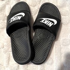 Barely Ever Worn, Look Brand New. Nike Slip Ons, Nike Slippers, Nike Slides, Slides For Women, Tenis Nike, Aesthetic Photography Grunge, Really Cute Outfits, Shoes Nike, Nike Black