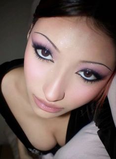 @fwurbie 200s Eye Makeup, Makeup Looks To Do For Fun, Eye Makeup Look Ideas, Makeup Ideas With Eyeshadow, Everyday Glitter Makeup, 2000 Trashy Makeup, Make Up Collections, Pink 2000s Makeup, Greyday Makeup