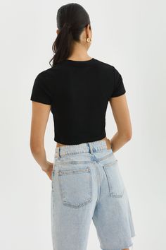 Elevate your basics with the INGA cropped t-shirt. The shortened length is perfect for a laid-back vacation atmosphere. It effortlessly pairs with various bottoms, from shorts and skirts to jeans or casual trousers, allowing you to create different looks with minimal effort. Cropped T Shirt, Casual Trousers, Crop Tshirt, Rib Knit, To Create, Trousers, T Shirt, Black