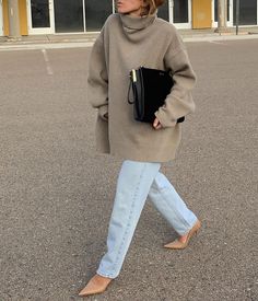 Свитер оверсайз, 20 образов осень-зима 2020, тренды 2020  – Woman Delice 2023 Style Aesthetic, Mules With Fur Outfit, Chic Sightseeing Outfits, Wise Leg Jeans Outfit Winter, Highwaistedjeans Outfits, 90s Clubbing Outfit, January Fits, Mint Sweater Outfit, 75 Degree Weather Outfit