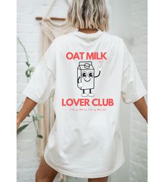 Oatmilk Lover Club Shirt - Exclusive Oatmilk Crew T-Shirt for real fans This Oatmilk Lover Club shirt is an absolute must for all oat milk enthusiasts! Show your love for oat milk with style and comfort. Our high-quality printed oat milk crew t-shirt is made of 100% soft cotton and is comfortable to wear. The modern cut and trendy design make it a perfect companion for everyday life and leisure. Whether you wear it with your morning coffee, for your next shopping trip or just at home, this shirt Organic White Crew Neck Tops, Organic White Short Sleeve Tops, Organic White Crew Neck T-shirt, Organic White Graphic Print Tops, Bridal Shirts, Go Vegan, Club Shirts, Statement Shirt, Oat Milk