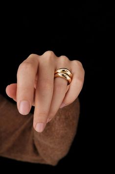 Take a spin with the Tilda Modern Mobius Ring in Gold! This abstract bubble ring adds a touch of sleekness to your style. Its medium band width allows for versatile wear whether alone, doubled up, or stacked with other rings. With 18K PVD gold plating, it's also water proof - perfect for a swim. Mobius Ring, Curve Ring, Bubble Ring, Couple Jewelry, Demi Fine Jewelry, Necklaces Bracelets, Personalized Jewelry, Ring Earrings, Ear Cuff