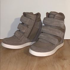 Tan Brand New Never Been Worn Sneaker Wedges White Wedge Sneakers, Wedge Sneakers Outfit, Sneaker Wedges, Fancy Shoes, Dream Style, Wedge Sneakers, Sneakers Outfit, Aldo Shoes, Sneaker Wedge