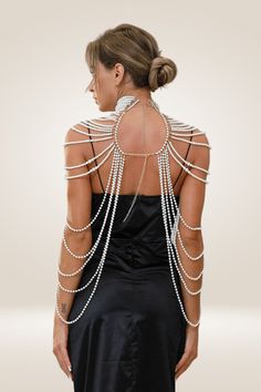 Schmücken Sie sich mit diesen Pearl Body Chain Schal Halsketten, speziell für Frauen, die das perfekte Accessoire suchen, um ihren Look zu verbessern.  Diese langen Halsketten für Frauen werden aus ausgewählten Perlen hand gefertigt und akribisch geschichtet, um einen fesselnden Effekt zu erzielen.  Ideal für diejenigen, die Perlenketten oder Perlenketten lieben, verleiht dieses einzigartige Stück jedem Ensemble einen Hauch von Raffinesse.
Egal, ob Sie an einer Hochzeit teilnehmen oder einfach nur ein Statement mit Ihrer Auswahl an Accessoires abgeben möchten, diese Perlenkette kreationen bieten sowohl Eleganz als auch Stil.  Das Design der geschichteten Halsketten sorgt dafür, dass sie auffallen und die Aufmerksamkeit der Zuschauer auf sich ziehen, während die Verwendung von hochwertigen, Bridal Body Jewelry, Jóias Body Chains, Pearl Body Chain, Mode Punk, Shoulder Necklace, Chain Bra, Pearl Chain Necklace, Body Chains, Moda Punk