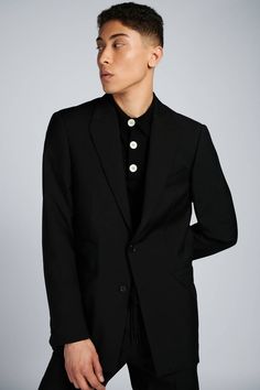 Overview:Made from 100% extra-fine merino wool. This black long-sleeve polo shirt features 3 shell pearl buttons Highlights:- Black Merino Wool- Concealed placket- Ribbed collar, cuffs, and waistband- 3 shell buttons- Gender-neutral Size & fitting:- Model measures: Height 1.86cm; Chest/Bust 93cm; Waist 77cm; Hip 93cm- Model wears a size M Info & Care:- Merinos Extrafine Wool 100%- Hand wash About the brand: At Mercader, we anticipate a movement in fashion on the impact of Seasonless, Genderless, Formal Wool Tops, Black Wool Suits With Long Sleeves, Elegant Formal Merino Wool Tops, Elegant Black Merino Wool Outerwear, Timeless Black Long Sleeve Blazer, Classic Black Tops With Welt Pockets, Collared Wool Tops For Business, Tailored Tops For Formal Winter Occasions, Black Collared Blazer For Business