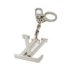 Used Louis Vuitton Initial Key Chain M65071 Keyring (Silver) (Sku: Bf576975) === General === Brand : Louis Vuitton Model : Initial Key Chain M65071 === Design === Type : Keyring Gender : Men,Women Color : Silver Material : Metal === Size === Size (Hxwxd) : 14cm X 4.5cm / 5.51'' X 1.77'' Weight : 70g / 2.46oz. Ring Diameter : 2.7cm / 1.06'' === Inventory === Serial Number : Le0120 === Included Items === Accessories Notice : Before Purchasing, Please Refer To The Images Of The Accessories Included Luxury Silver Jewelry With Metal Logo, Silver Metal Jewelry With Logo, Silver Metal Jewelry With Metal Logo, Luxury Metal Jewelry With Metal Logo, Luxury Silver Jewelry With Logo Charm, Luxury White Gold Monogram Jewelry, Luxury Metal Jewelry With Palladium Hardware, Luxury Silver Monogram Jewelry, Designer Jewelry In White Gold With Palladium Hardware