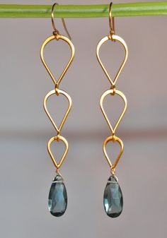 Glow Tips, Anting Manik, Gold Chandelier Earrings, Jewerly Making, Diy Wire Jewelry, Thanksgiving Ideas, Earrings Inspiration, Gold Chandelier, Handmade Wire Jewelry