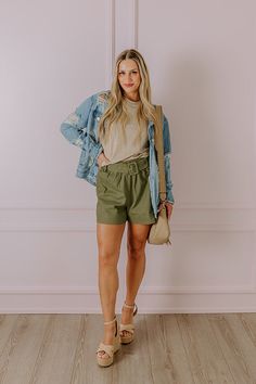 - Be ready for sunshine with these trendy shorts! - Unlined material - A wide elastic waistband - Belt loops and a removable buckle closure belt - Functional side pockets - A relaxed yet flattering silhouette that ends in straight hemlines Paperbag Waist Bottoms With Built-in Shorts For Day Out, Spring Khaki Shorts For Day Out, Spring Khaki Shorts With Elastic Waistband, Khaki Shorts For Spring Day Out, High Waist Khaki Shorts For Spring, Trendy Khaki Shorts For Spring, Khaki Shorts For Summer Day Out, Spring High-waisted Cargo Shorts With Belt Loops, Khaki High-waisted Shorts For Summer