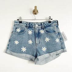 Nwt New With Tag Originally $49.95 Pacsun Eco Daisy Blue Denim Mom Shorts Cuffed Zip Fly Painted White Daisy Flowers 100% Cotton Size 27 Approximate Measurements In Inches: Waist (Flat Across): 14 Hip: 18.5 Rise: 11 Total Length: 12 Check Out My Closet For Bundles! @Miamithreadz Clothes Makeover, Embroidered Mom Jeans, 70s Shorts, Denim Mom Shorts, Boyfriend Jean Shorts, Pacsun Shorts, Vintage Denim Shorts, Preppy Summer Outfits, Tie Dye Denim