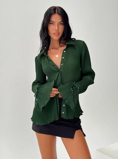 Ravil Shirt Forest Green Green Shirt Women Outfit, Green Blue And Black Outfit, Sleeve Top Outfit, Bow Tie Tops Blouses, Styling Floral Tops, Casual Fall Tops, Fashion For Big Chested Women, Outfits Button Up Shirts, Dress Autumn