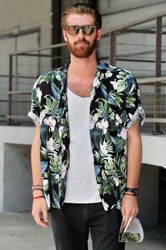 Concert Outfit Ideas Men, Floral Shirt Outfit, Outfit Ideas Men, Men Fashion Week, Cuban Shirts, Concert Outfit Ideas, Bearded Man, Paris Street Style