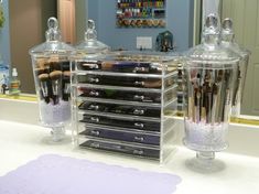 Dust Free Makeup Brush storage. I would find similar containers small enough put on a spice rack (to get things off of the counter) and store them with my other makeup and cleansers. Makeup Drawers, Ideas Para Organizar, Makeup Brush Holders, Makeup Room, Beauty Stuff, Dust Free, Brush Holder, Free Makeup