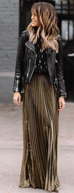 Gold Pleated Skirt, Rok Outfit, Chique Outfit, Trendy Skirts, Leather Jacket Outfits, Bohol, Pleated Midi Skirt, Looks Style