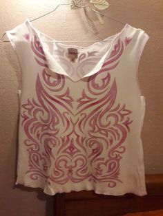 Charming and cheerful white t-shirt with pink glitter patterns, vintage from the 90s.  Size M, French brand Jennyfer.  Cotton material.  Overlock hem with pink thread.  Dimensions flat :  Armpit 45 cm  Shoulder width 40 cm  Length 45 cm  In very good condition. Y2k Pink Graphic Print Tank Top, Printed White Tank Top, Pink Graphic Print Crew Neck Tank Top, Pink Crew Neck Tank Top With Graphic Print, Y2k Pink Printed Tops, Pink Printed Y2k Tops, Pink Y2k Style Printed Tops, Pink Y2k Printed Tops, White Sublimation Print Y2k Tops